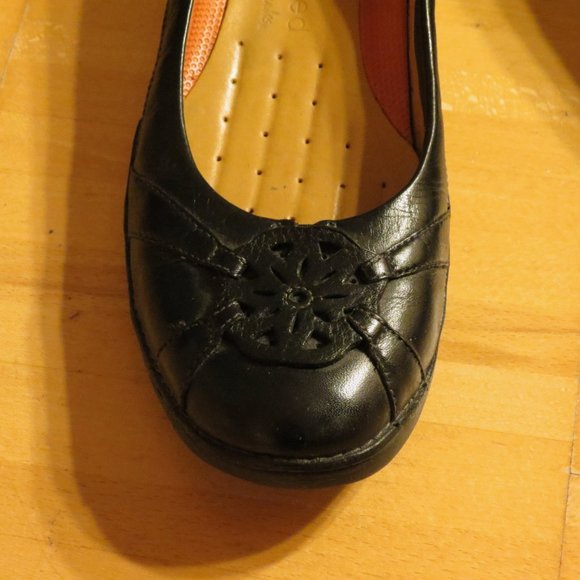 CLARKS black leather flats size 7 new without box - Picture 3 of 5